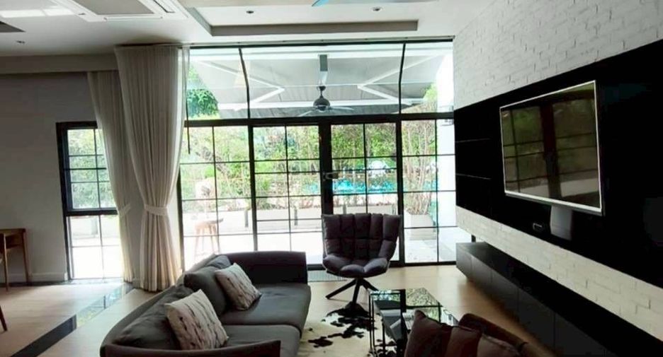 For rent 4 bedrooms townhouse in Watthana, Bangkok