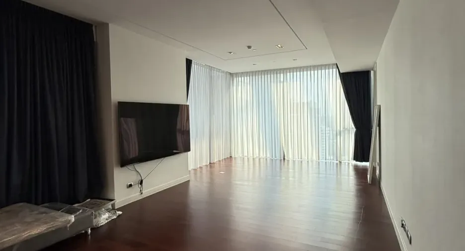 For rent 3 bedrooms condo in Khlong Toei, Bangkok