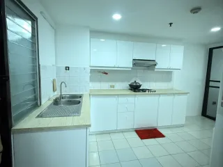 For rent 2 bedrooms apartment in Huai Khwang, Bangkok