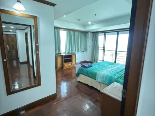 For rent 2 bedrooms apartment in Huai Khwang, Bangkok
