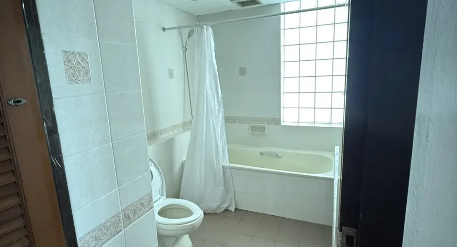 For rent 2 bedrooms apartment in Huai Khwang, Bangkok