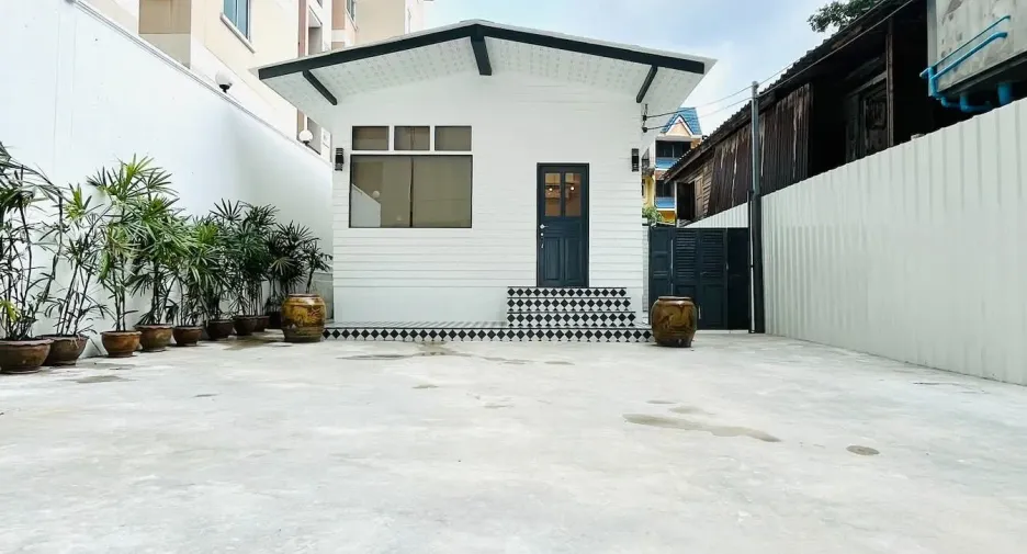 For rent retail Space in Bang Rak, Bangkok