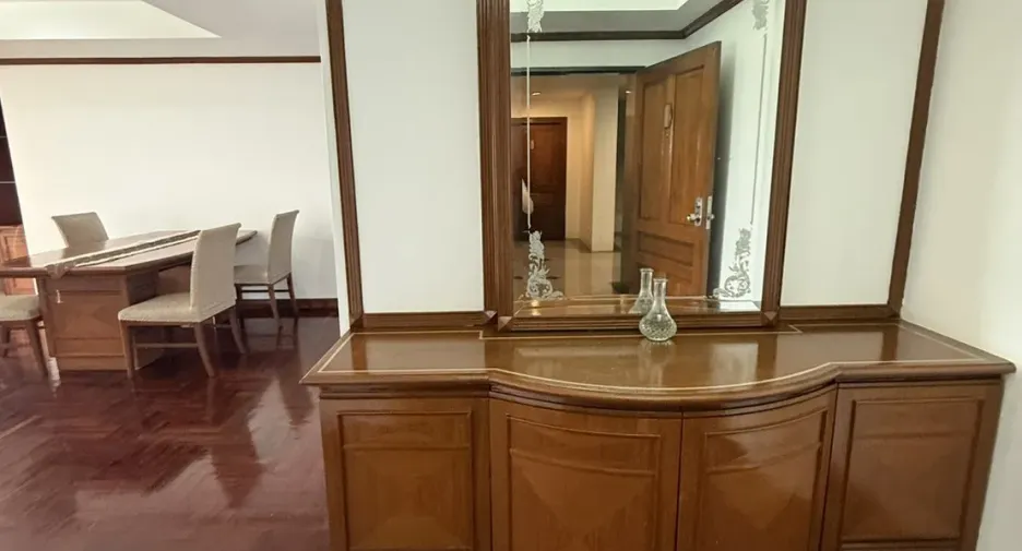 For rent 2 bedrooms apartment in Huai Khwang, Bangkok