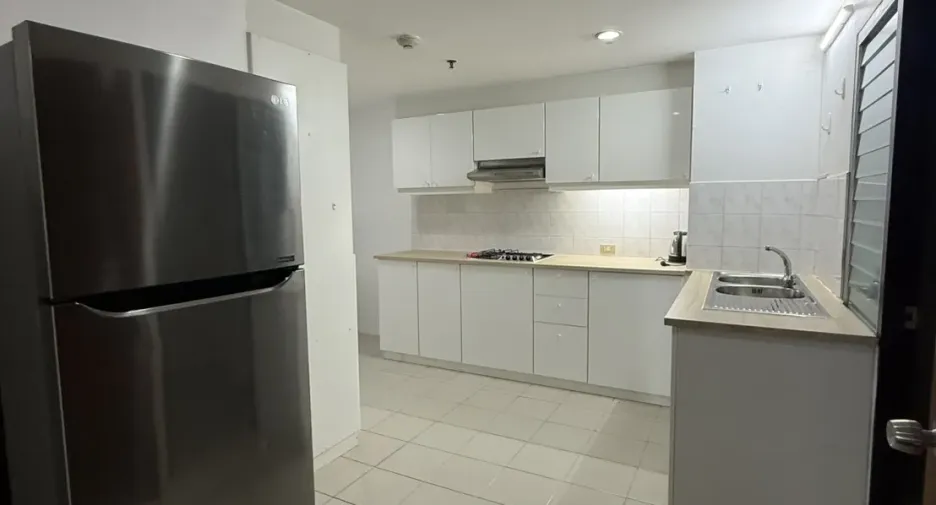 For rent 2 bedrooms apartment in Huai Khwang, Bangkok
