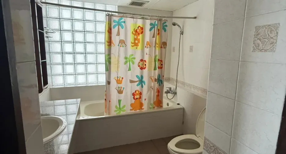 For rent 2 bedrooms apartment in Huai Khwang, Bangkok