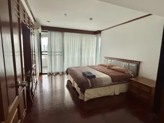 For rent 2 bedrooms apartment in Huai Khwang, Bangkok