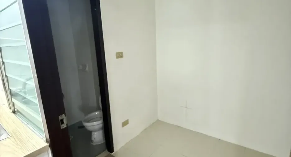 For rent 2 bedrooms apartment in Huai Khwang, Bangkok