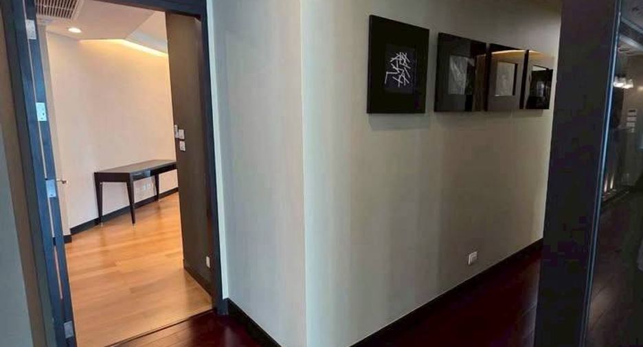 For rent 3 bedrooms condo in Pathum Wan, Bangkok