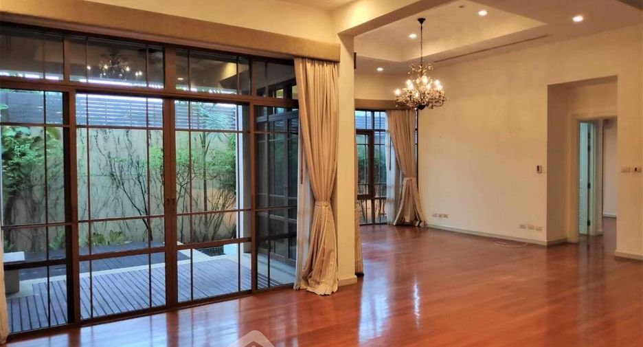 For rent 4 bedrooms house in Watthana, Bangkok