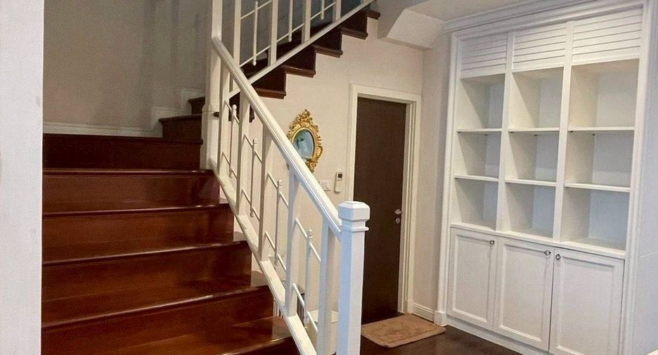For rent 3 bedrooms condo in Huai Khwang, Bangkok