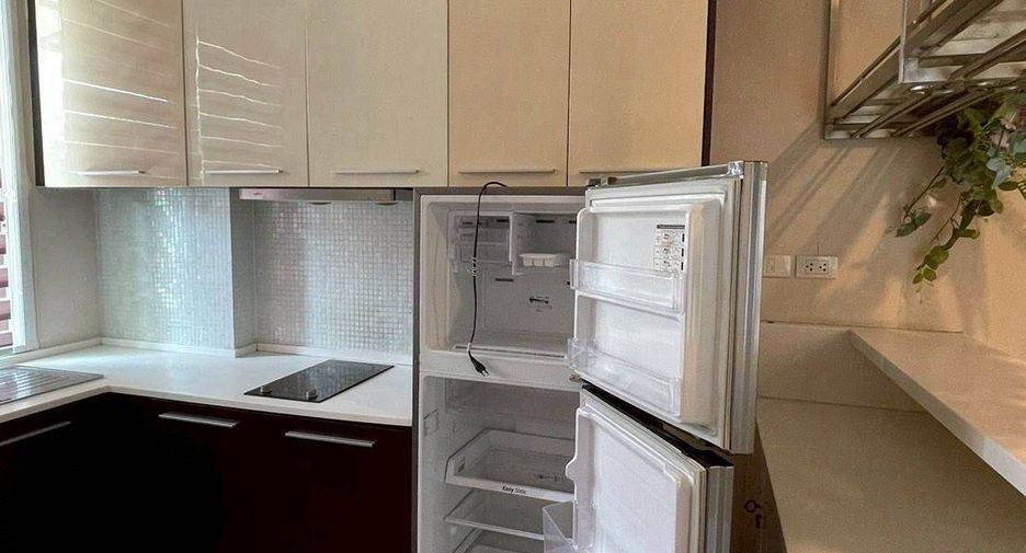 For rent 3 bedrooms condo in Huai Khwang, Bangkok
