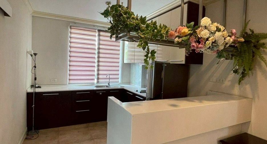 For rent 3 bedrooms condo in Huai Khwang, Bangkok