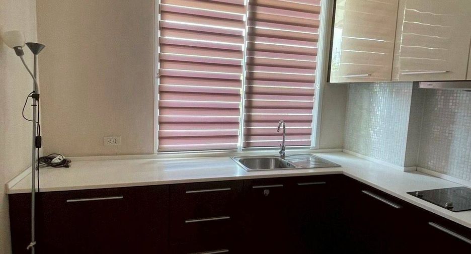For rent 3 bedrooms condo in Huai Khwang, Bangkok