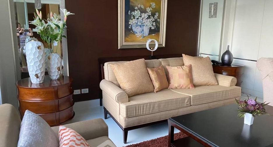 For rent 4 bedrooms condo in Watthana, Bangkok