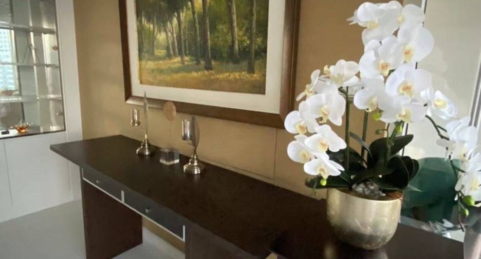For rent 4 bedrooms condo in Watthana, Bangkok