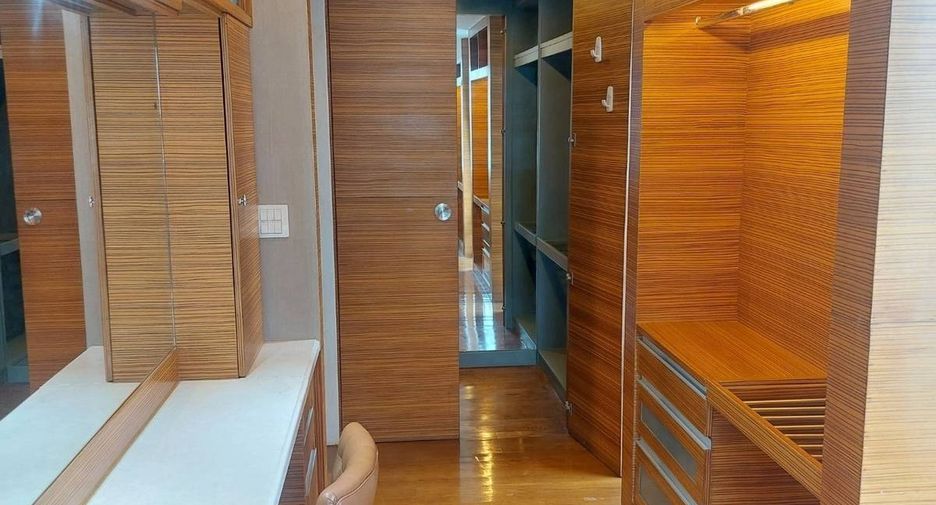 For rent 3 bedrooms condo in Phra Khanong, Bangkok