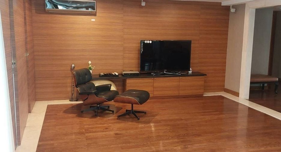 For rent 3 bedrooms condo in Phra Khanong, Bangkok