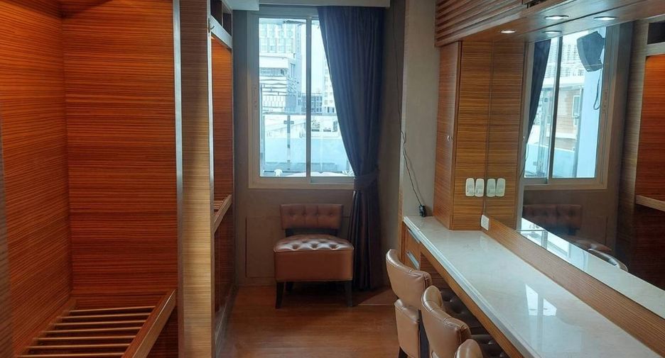 For rent 3 bedrooms condo in Phra Khanong, Bangkok
