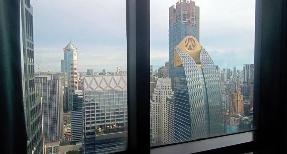 For rent 3 bedrooms condo in Pathum Wan, Bangkok
