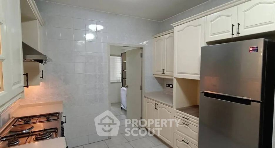 For rent 3 bedrooms condo in Khlong Toei, Bangkok