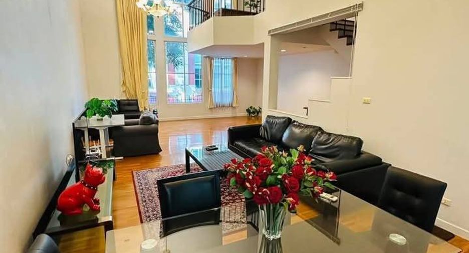 For rent 5 bedrooms townhouse in Watthana, Bangkok