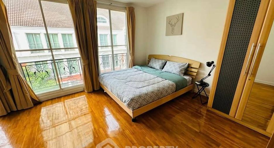 For rent 5 bedrooms townhouse in Watthana, Bangkok