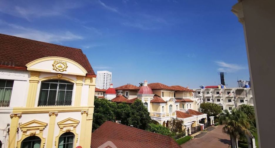 For rent 3 bedrooms townhouse in Yan Nawa, Bangkok