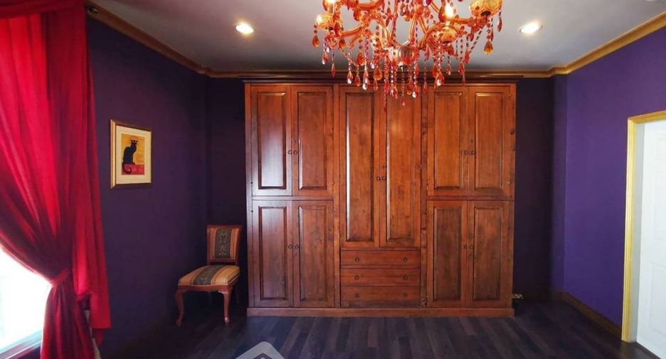 For rent 3 bedrooms townhouse in Yan Nawa, Bangkok
