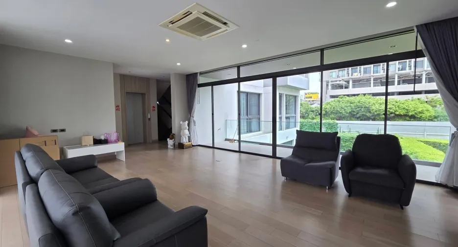 For rent 4 bedrooms house in Watthana, Bangkok