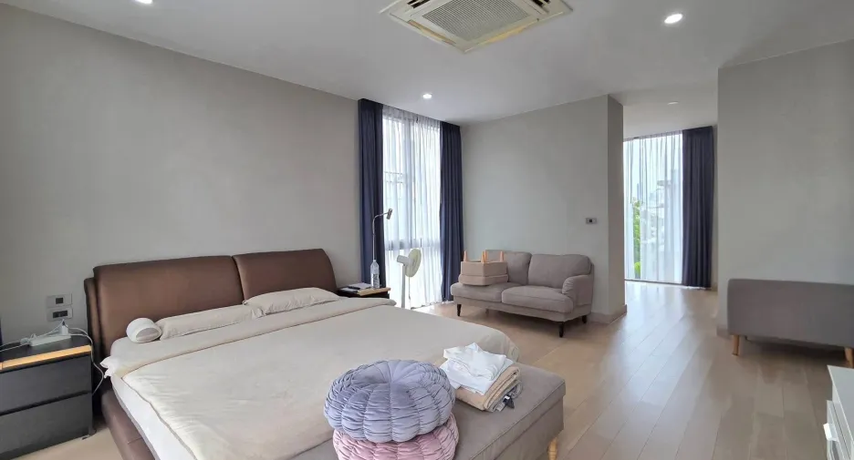 For rent 4 bedrooms house in Watthana, Bangkok