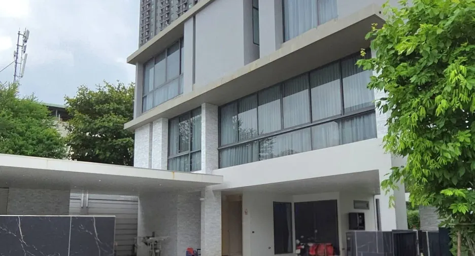 For rent 4 bedrooms house in Watthana, Bangkok