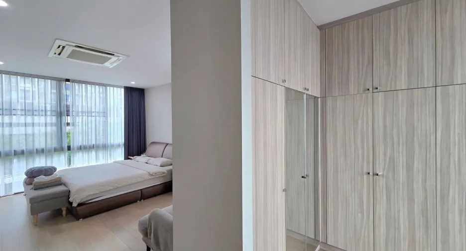 For rent 4 bedrooms house in Watthana, Bangkok