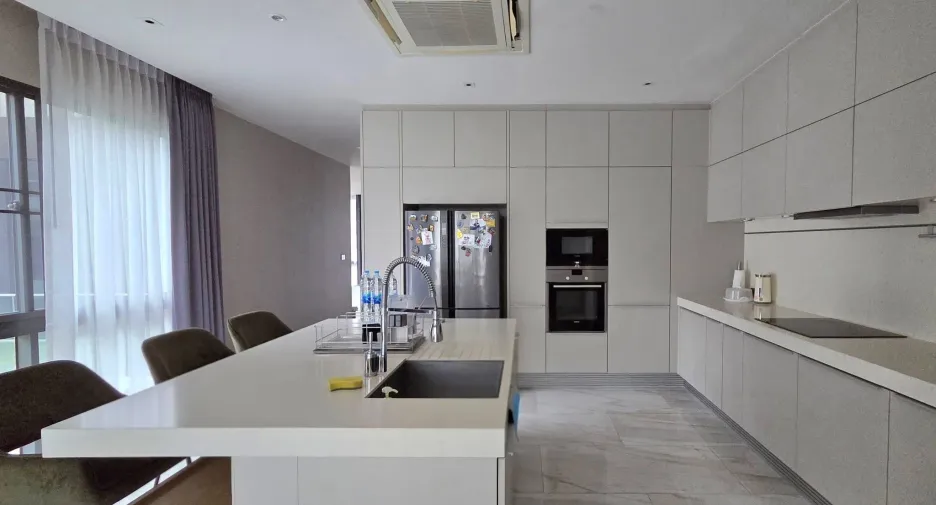 For rent 4 bedrooms house in Watthana, Bangkok