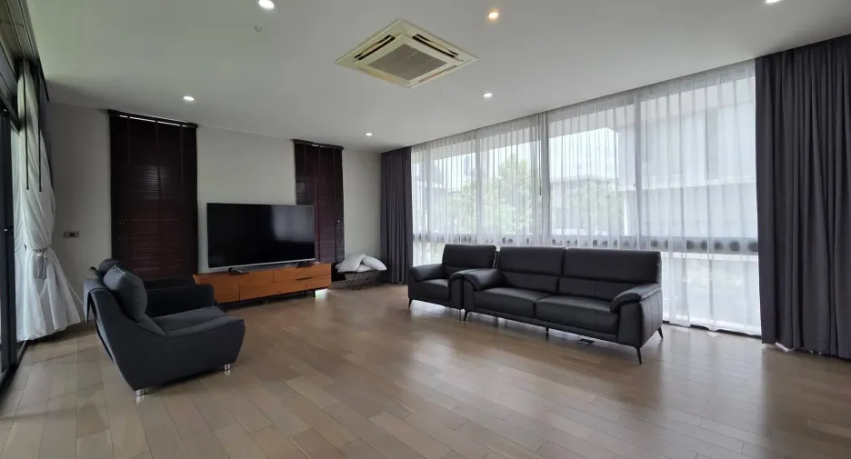 For rent 4 bedrooms house in Watthana, Bangkok