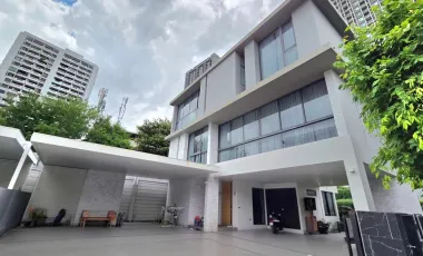 For rent 4 bedrooms house in Watthana, Bangkok
