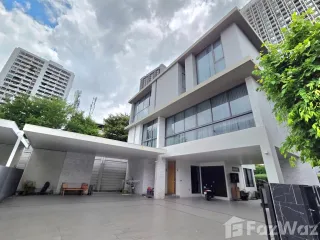 For rent 4 bedrooms house in Watthana, Bangkok