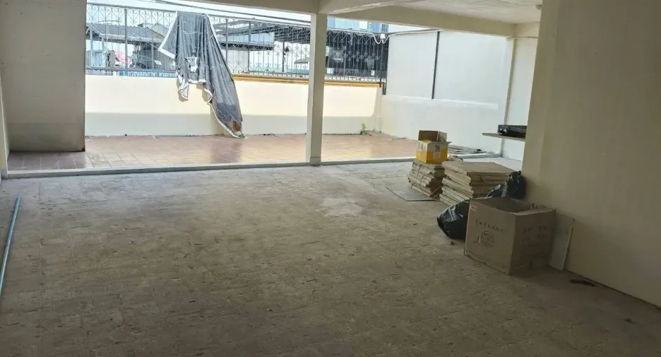 For rent 3 bedrooms retail Space in Khlong Toei, Bangkok