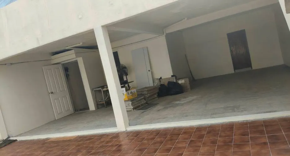 For rent 3 bedrooms retail Space in Khlong Toei, Bangkok