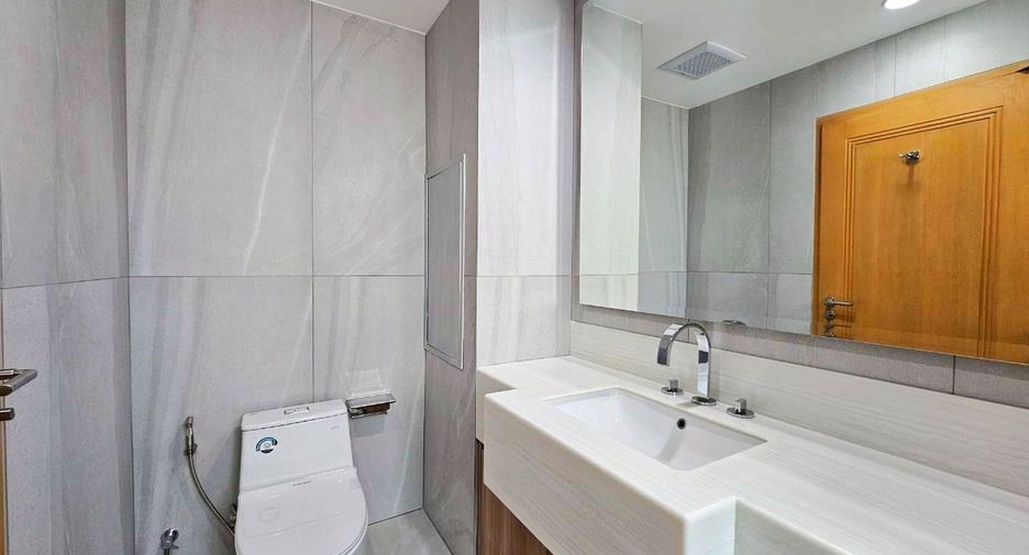 For rent 3 bedrooms condo in Khlong Toei, Bangkok