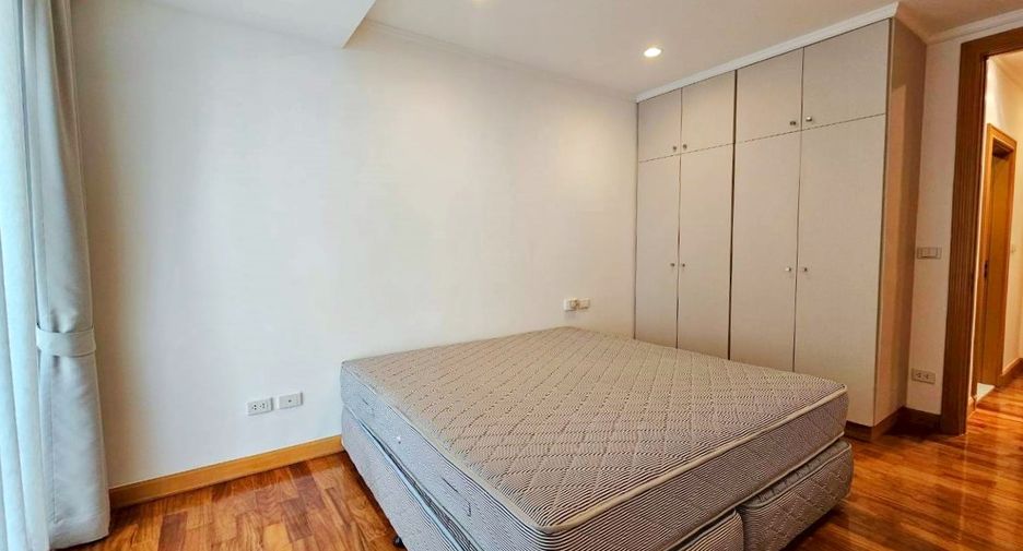 For rent 3 bedrooms condo in Khlong Toei, Bangkok