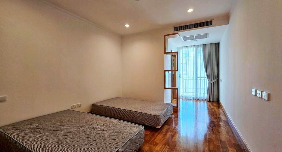 For rent 3 bedrooms condo in Khlong Toei, Bangkok