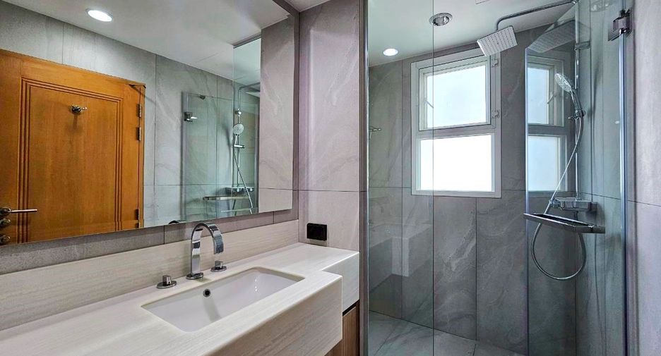 For rent 3 bedrooms condo in Khlong Toei, Bangkok