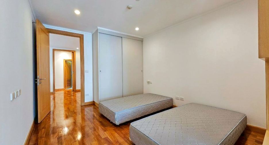 For rent 3 bedrooms condo in Khlong Toei, Bangkok