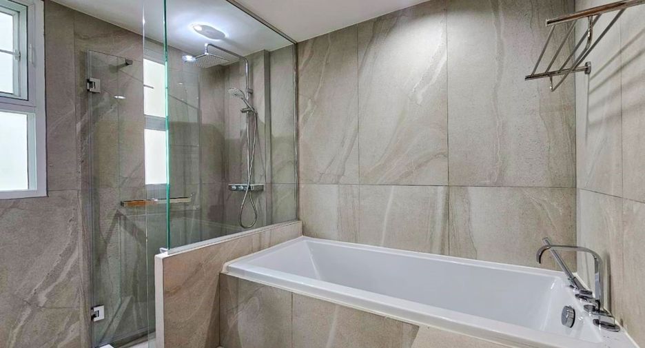 For rent 3 bedrooms condo in Khlong Toei, Bangkok