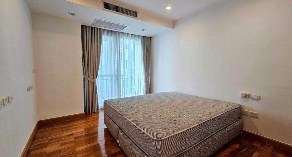 For rent 3 bedrooms condo in Khlong Toei, Bangkok