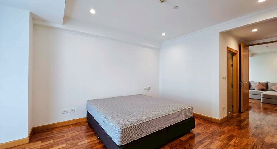 For rent 3 bedrooms condo in Khlong Toei, Bangkok
