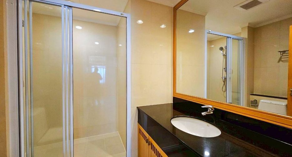 For rent 3 bedrooms condo in Khlong Toei, Bangkok