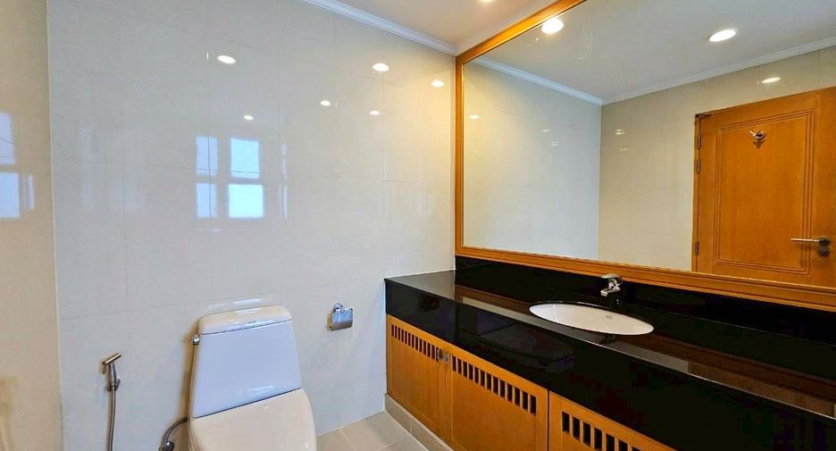 For rent 3 bedrooms condo in Khlong Toei, Bangkok