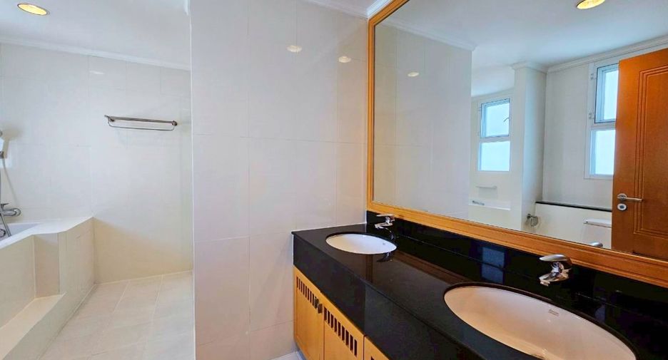 For rent 3 bedrooms condo in Khlong Toei, Bangkok