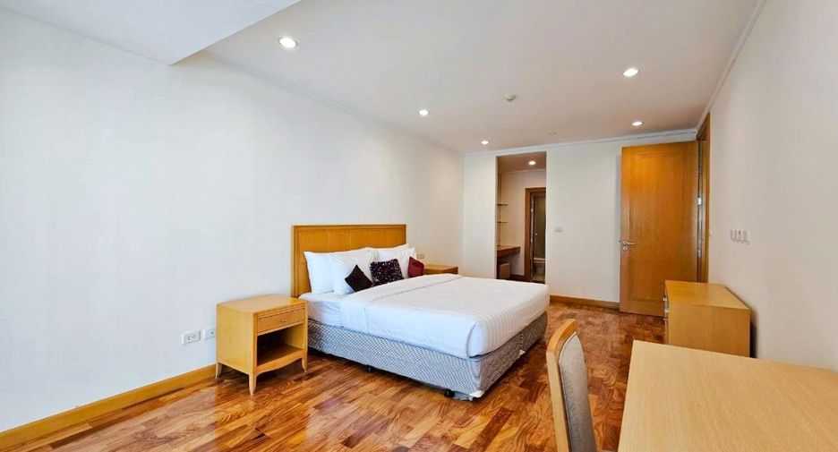 For rent 3 bedrooms condo in Khlong Toei, Bangkok